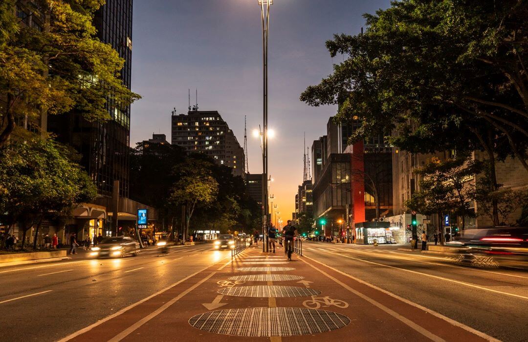 foto de avenida a noite com prédios de apartamentos 