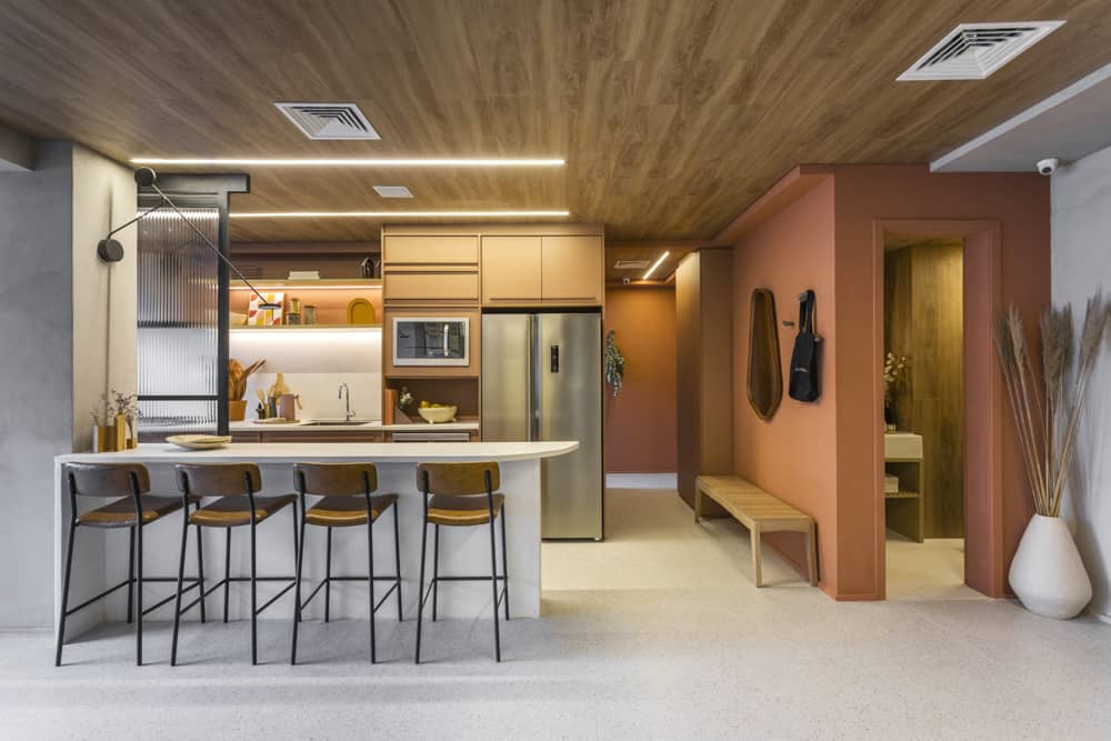 cozinha moderna integrada com a sala e hall de entrada aparecendo do lado direito
