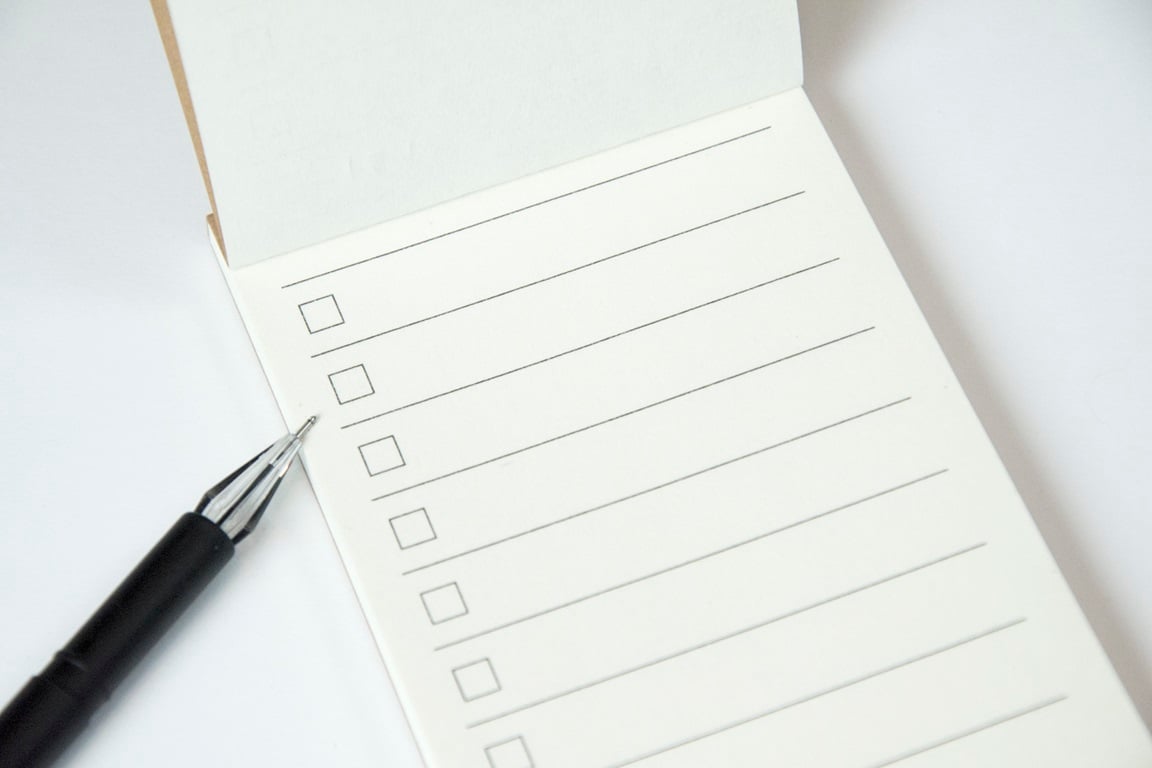 imagem de bloco com checklist e caneta ao lado representando o artigo sobre documentos para compra de imóvel
