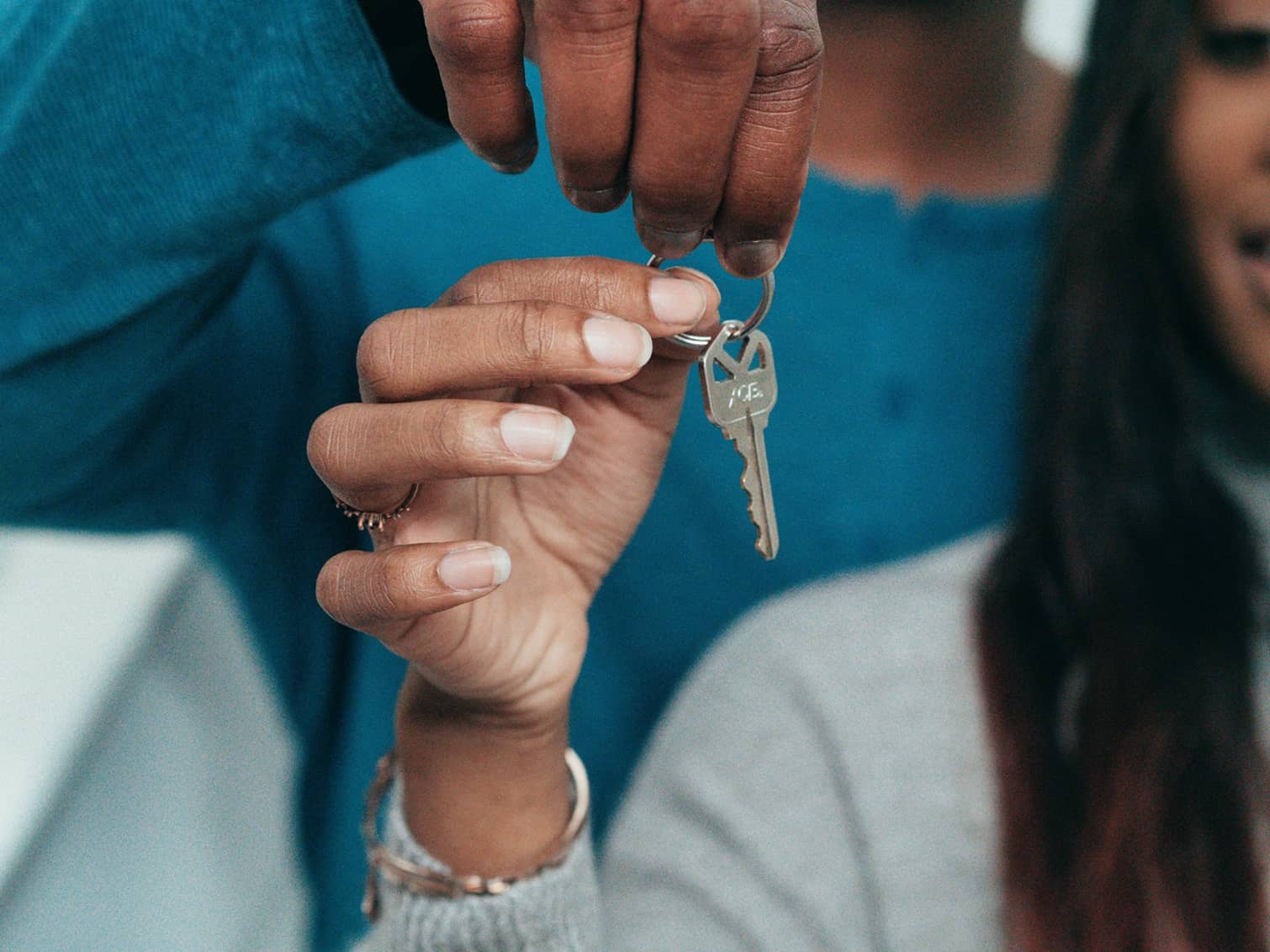 imagem de mão feminina segurando chave para representar o tópico do artigo sobre financiamento imobiliário