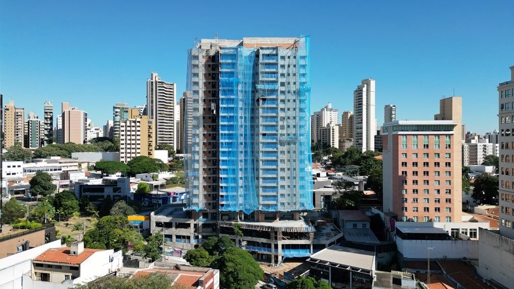 foto de prédio com tela azul de proteção colocado pela incorporadora setin