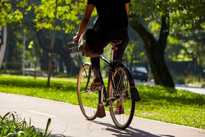 imagem de pessoa andando de bicicleta em um parque de São Paulo