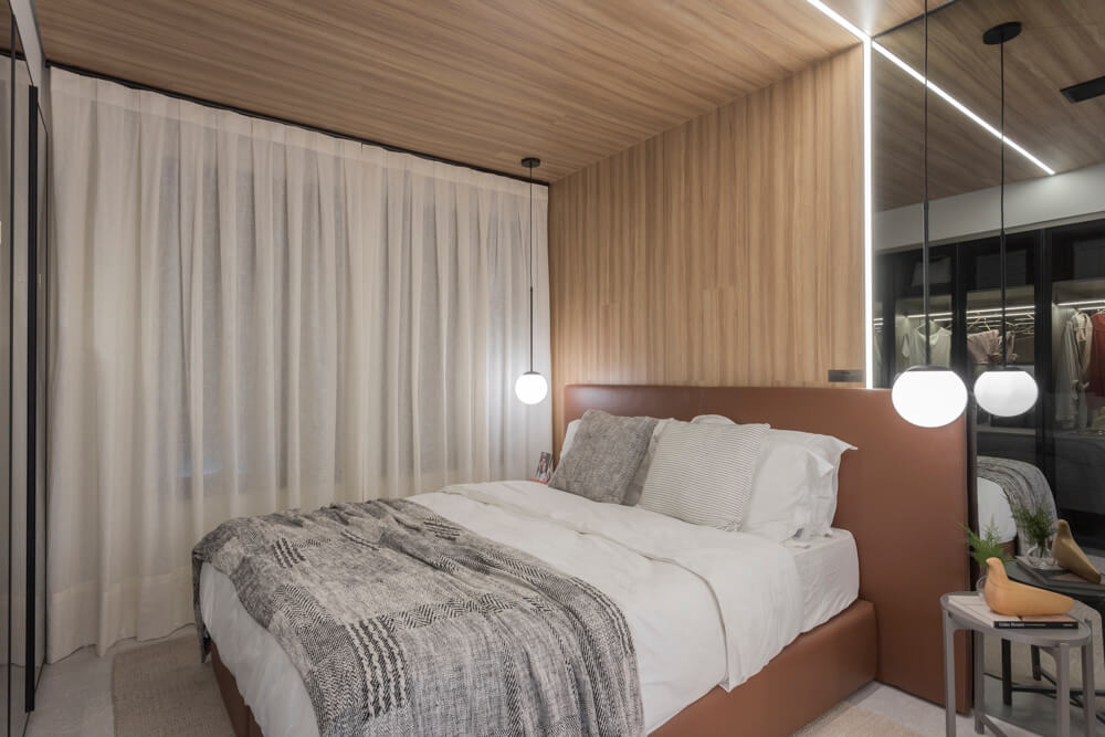 quarto de casal com papel de parede estilo madeira setin
