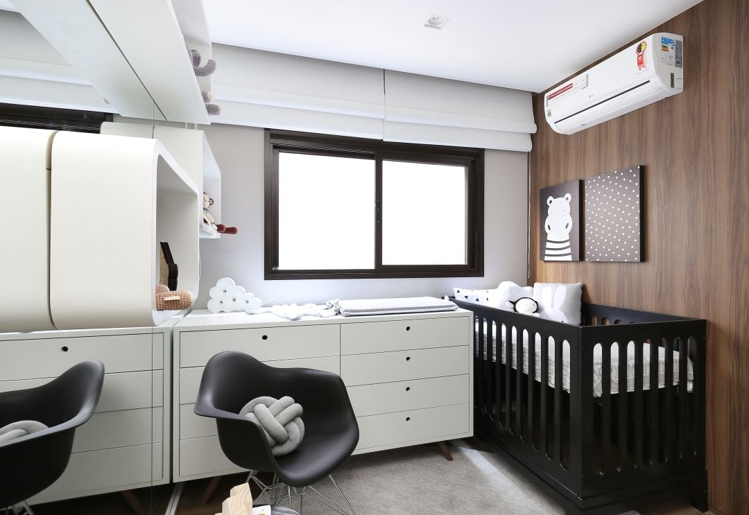 quarto de criança com decoração em preto e branco nos móveis.