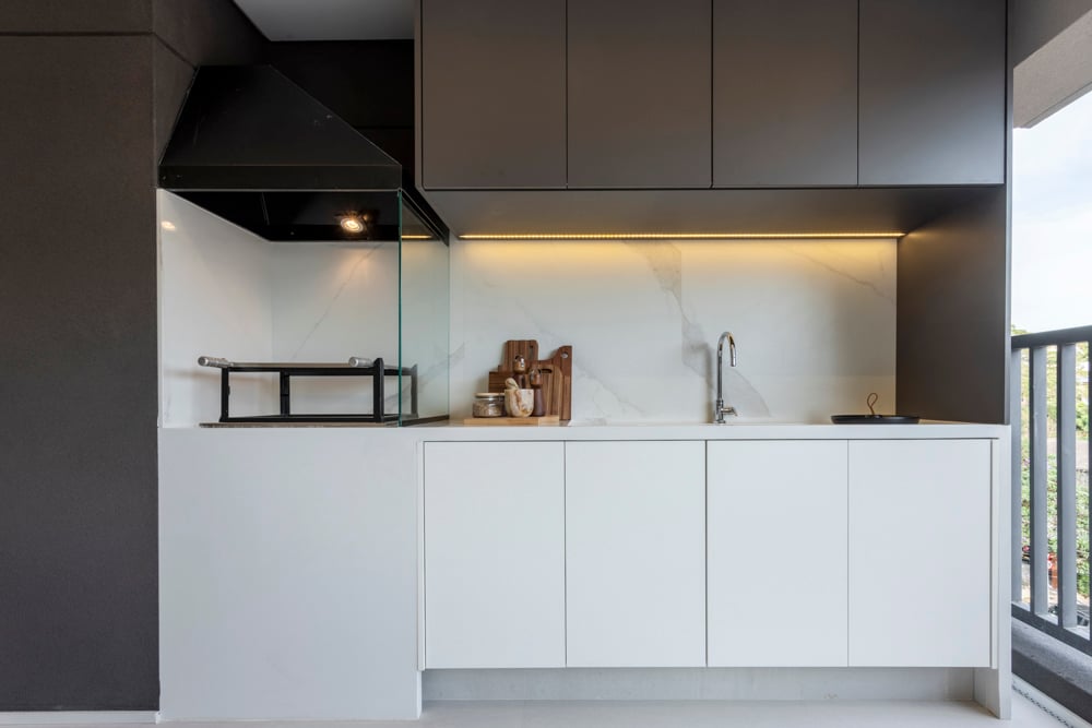 imagem de uma cozinha com decoração em tons claros de um apartamento da incorporadora Setin