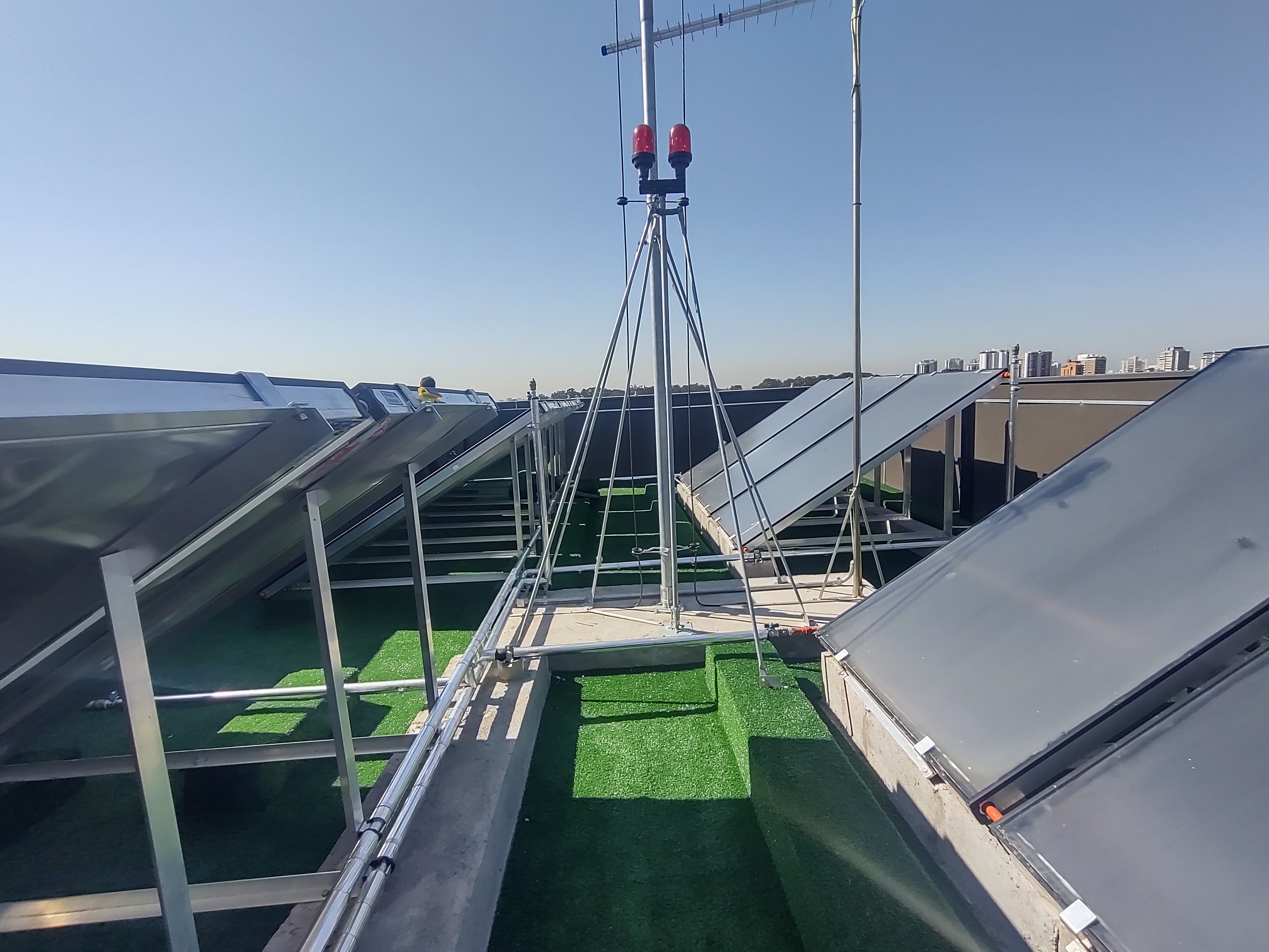 Placas solar no topo de um prédio para fornecer energia aos apartamentos do futuro.