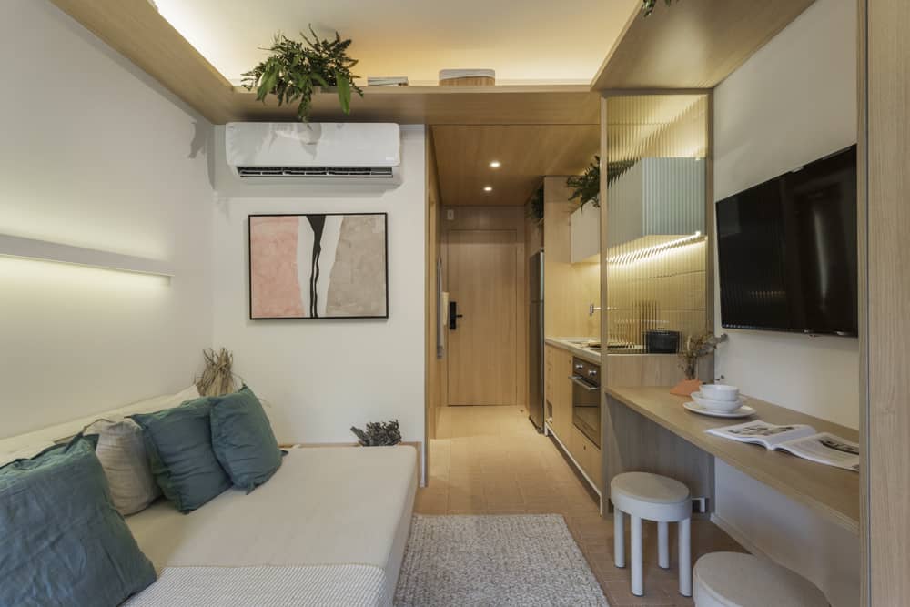 imagem de apartamento compacto estilo estudio decorado com cores neutras