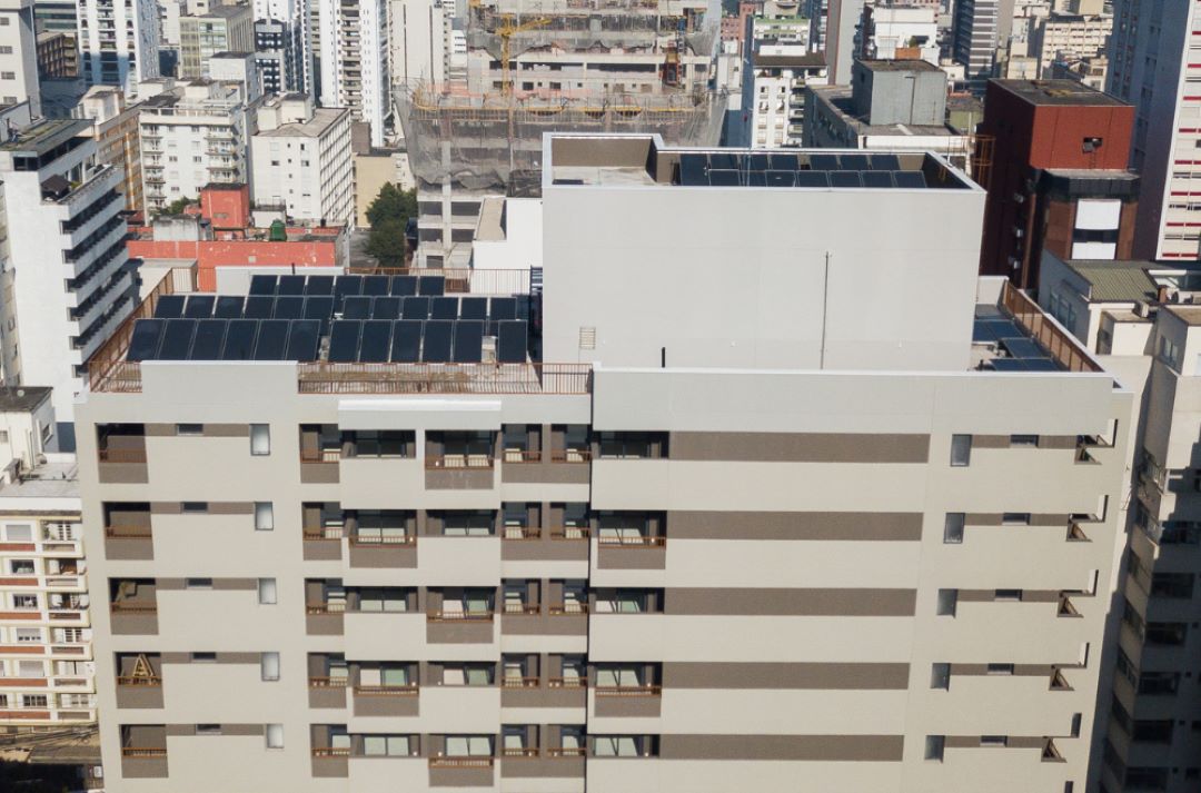 prédio com placas solar para ajudar na sustentabilidade e fornecer energia limpa