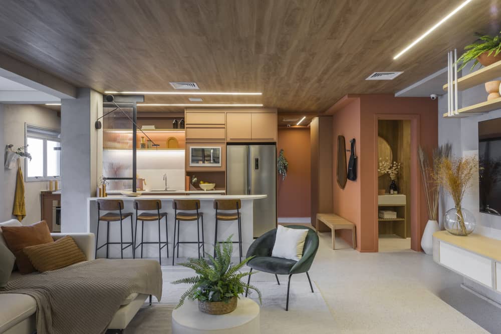 sala moderna com as tendências de cores para apartamentos aplicada nas paredes