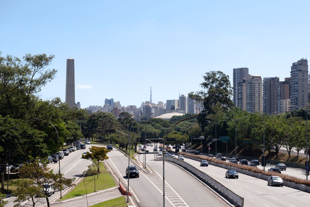 Foto panorâmica dos bairros de São Paulo, com um céu azul e muitos prédios