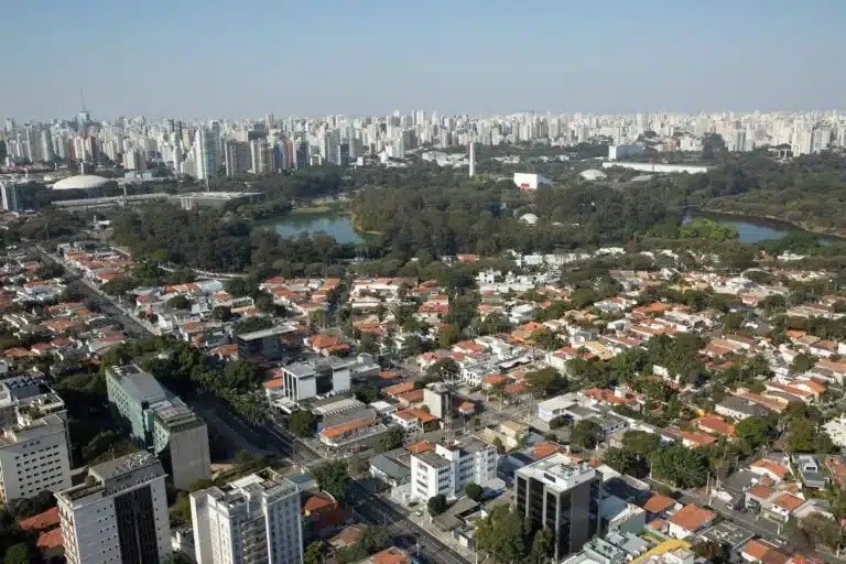 A imagem mostra uma vista aérea do bairro Jardim Paulista e do Parque Ibirapuera, em São Paulo.