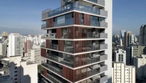 A imagem mostra o edifício residencial de luxo JL Life By Design, localizado na Vila Nova Conceição, em São Paulo.