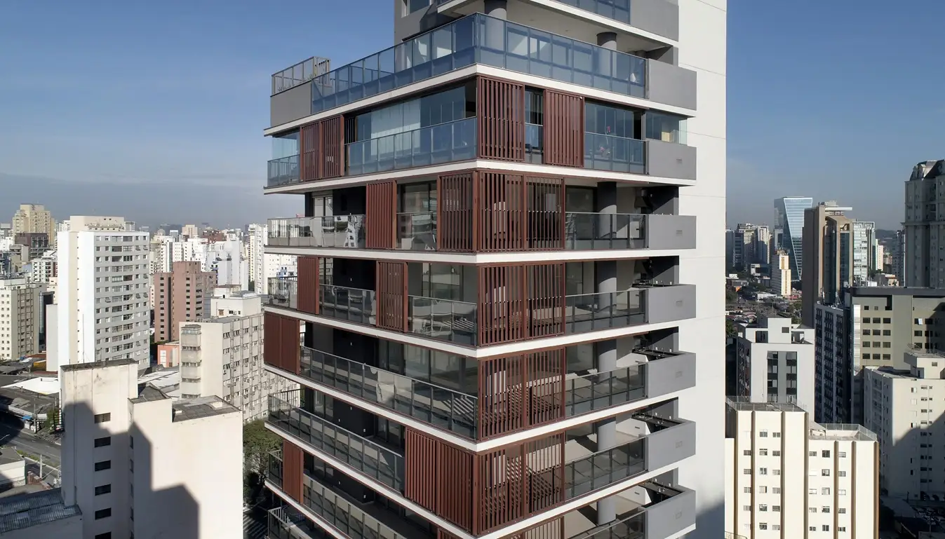 A imagem mostra o edifício residencial de luxo JL Life By Design, localizado na Vila Nova Conceição, em São Paulo.