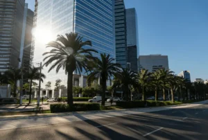 A imagem mostra o Morumbi Corporate Diamond Tower, um edifício comercial localizado em São Paulo, Brasil.