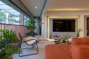 Sala com conceito aberto com varanda