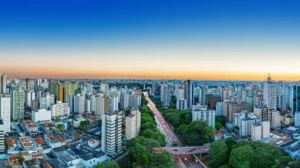 A imagem mostra uma vista aérea da cidade de São Paulo, Brasil, especificamente a área do bairro Paraíso, destacando a paisagem urbana densa e uma importante via expressa