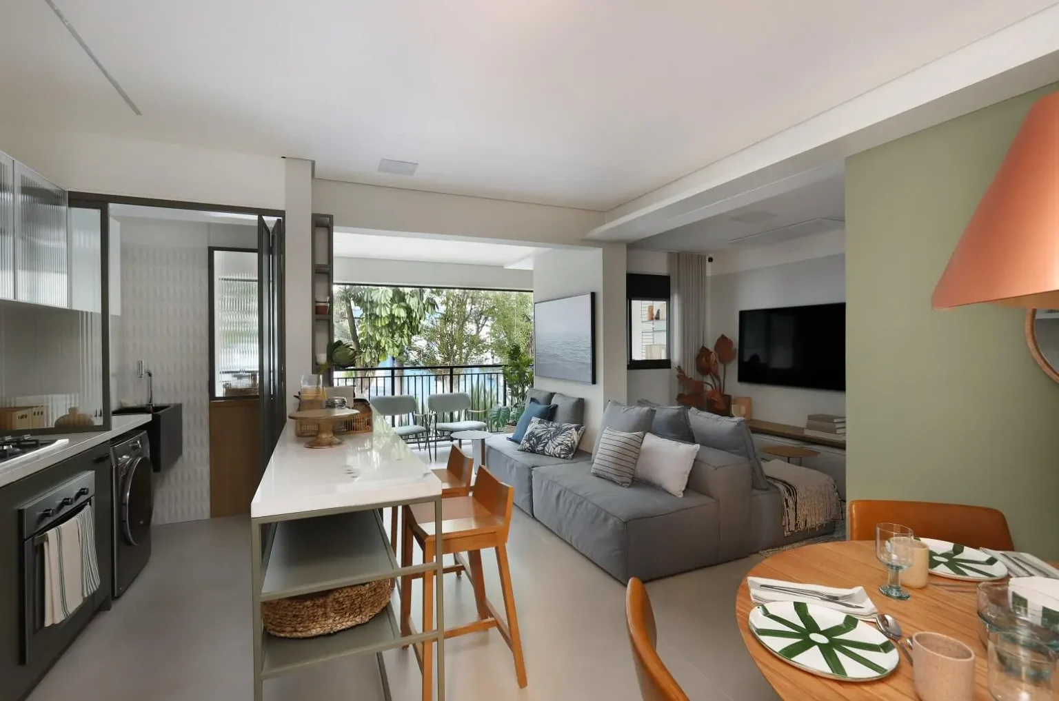 A imagem mostra o interior de um apartamento decorado, que apresenta um layout de espaço integrado.