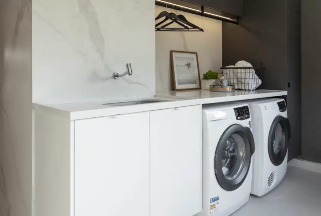 area de serviço com maquinas de lavar