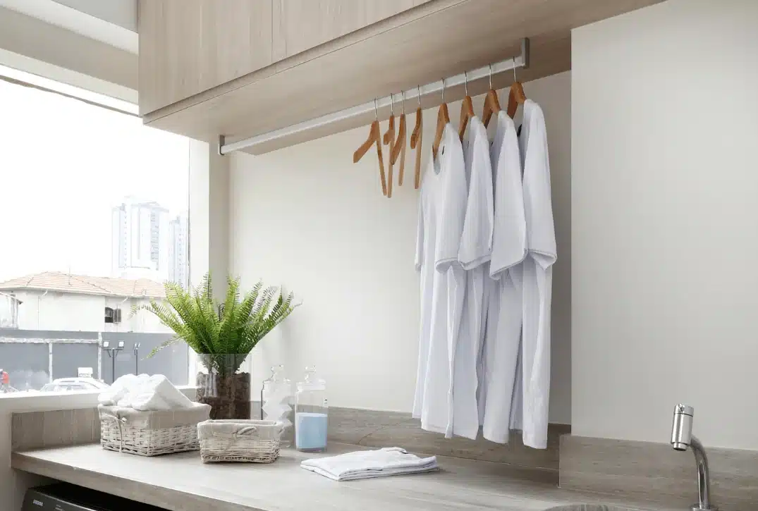 área de serviço com roupas no varal