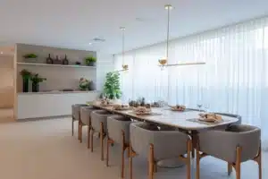 sala de jantar com cortina branca