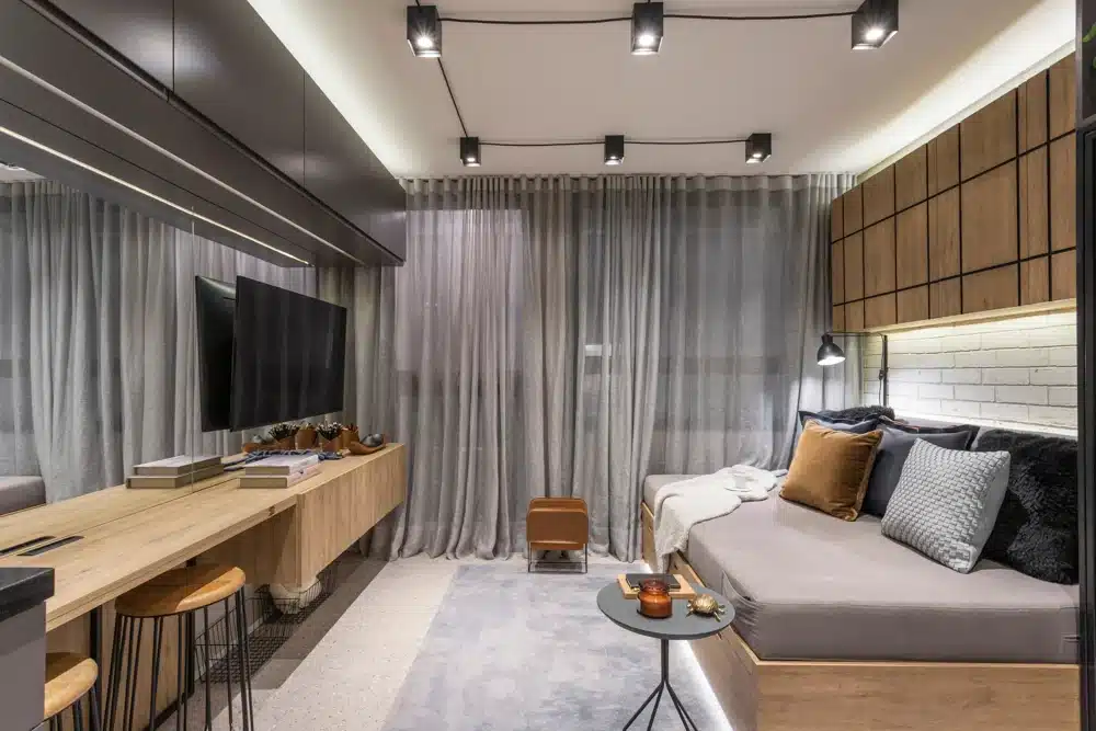 Esta é uma imagem de um estúdio ou sala de estar compacta com design de interiores em estilo industrial.