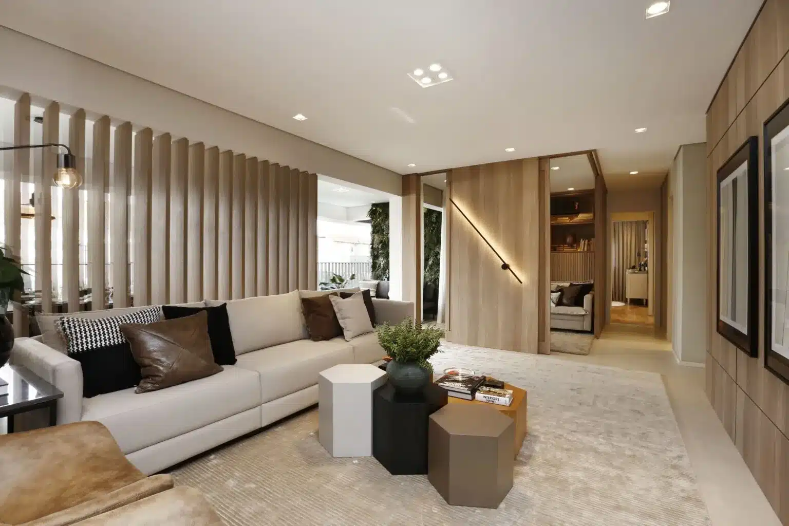 Este é um apartamento decorado no empreendimento SkyPark Tuiutí, com foco em elementos de madeira na decoração.
