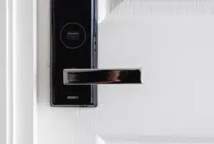 O objeto na imagem é uma fechadura digital Samsung SHS-H505.