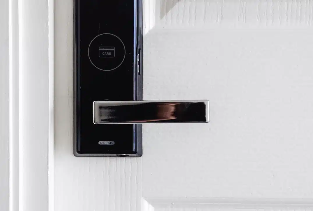 O objeto na imagem é uma fechadura digital Samsung SHS-H505.