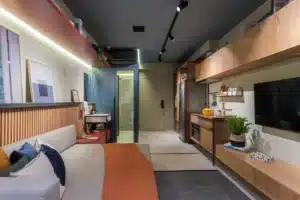 A imagem mostra o interior de um apartamento studio.