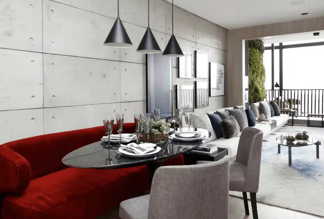 A imagem mostra a sala de estar e jantar de um apartamento mobiliado e decorado, pronto para venda ou aluguel.