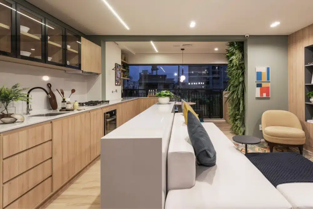 A imagem mostra uma cozinha e área de estar integradas com design moderno.