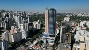 A imagem mostra o arranha-céu Setin Downtown Genebra, um empreendimento residencial de alto padrão da incorporadora Setin, localizado na cidade de São Paulo, Brasil.