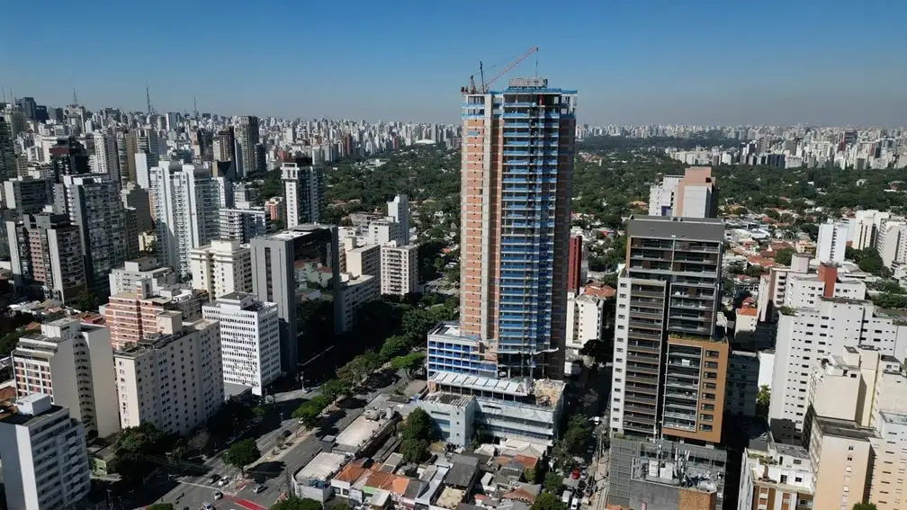 A imagem mostra o arranha-céu Setin Downtown Genebra, um empreendimento residencial de alto padrão da incorporadora Setin, localizado na cidade de São Paulo, Brasil.