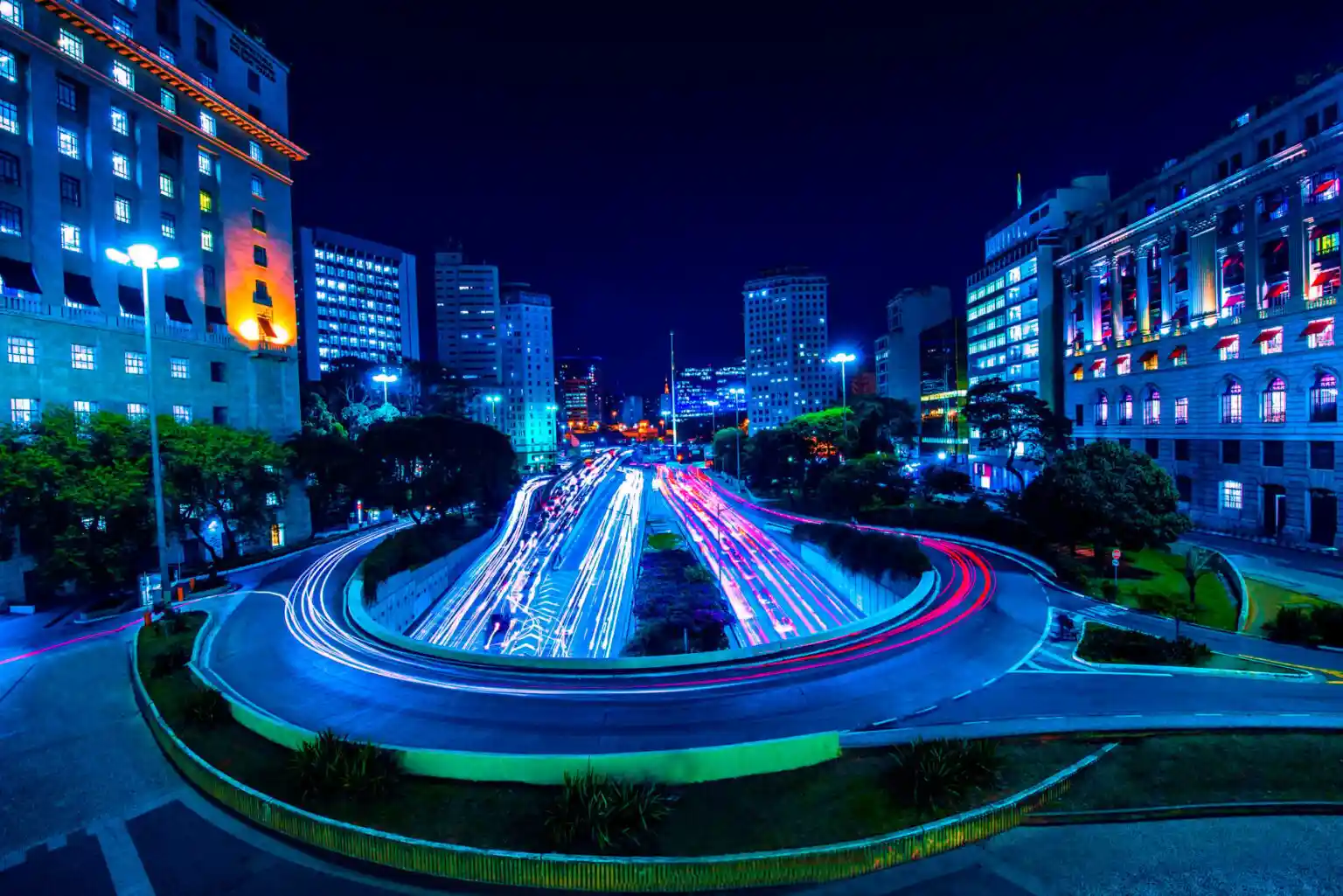 A imagem mostra a Avenida Paulista, um dos principais centros financeiros e culturais de São Paulo, Brasil, à noite.
