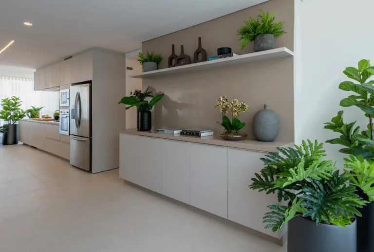 A imagem mostra uma cozinha e área de jantar modernas com várias plantas ornamentais.