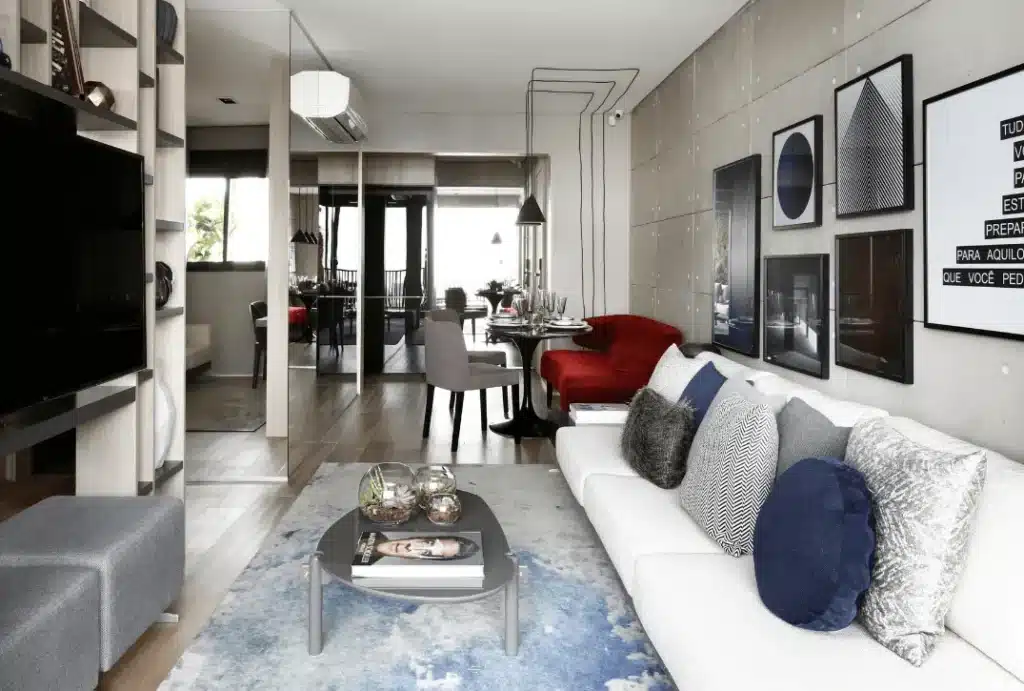 A imagem mostra a sala de estar e a área de jantar de um apartamento moderno, que foi identificado como o Apartamento Campo Belo I, um projeto da arquiteta Renata Spinelli.