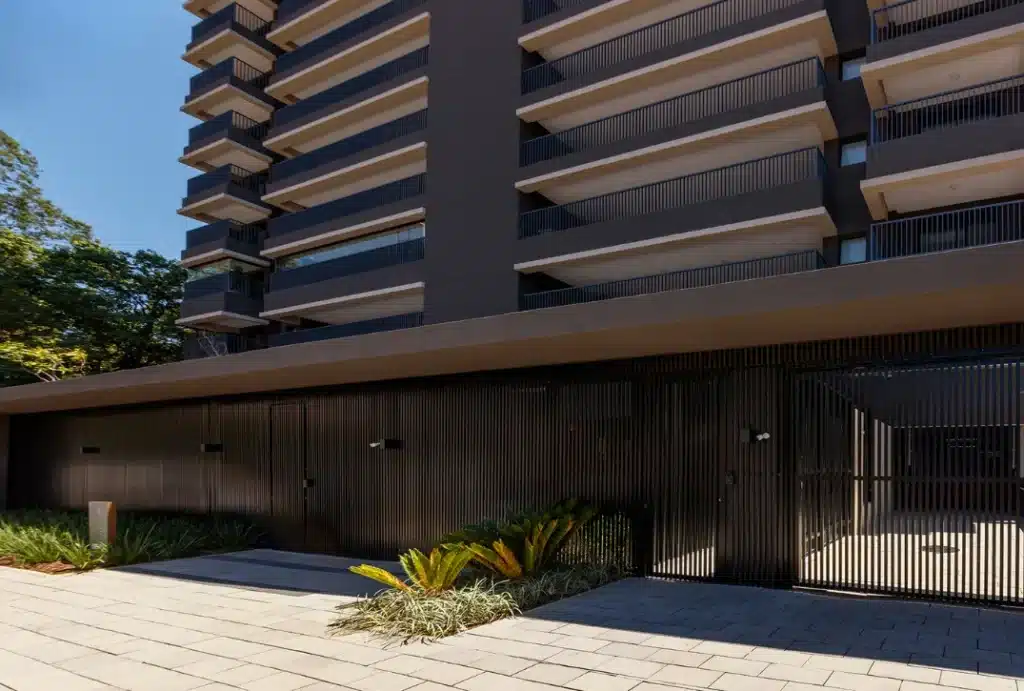 A imagem mostra o empreendimento Copa, um edifício residencial com arquitetura contemporânea, localizado no bairro do Alto da Boa Vista. 