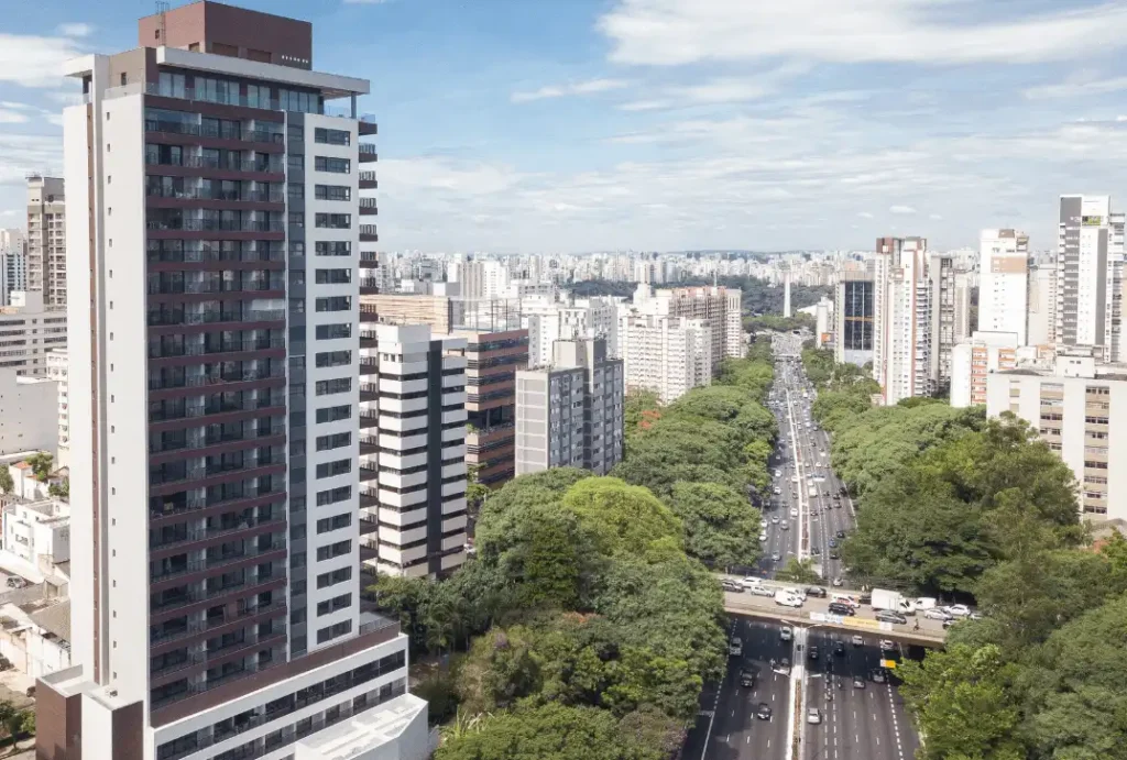 A imagem mostra uma vista aérea da cidade de São Paulo, especificamente na região do bairro Paraíso.