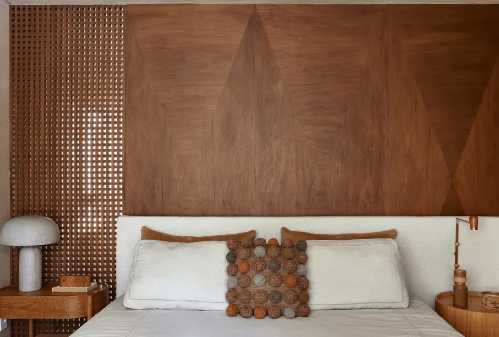 um quarto com um grande painel de madeira e um muxarabi, parte do projeto "Apartamento Ibiatã" em São Paulo. 