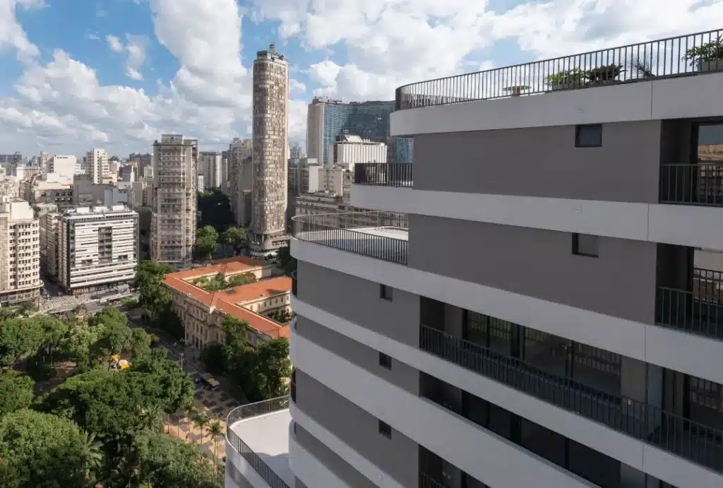 A imagem mostra uma vista aérea do empreendimento Setin Downtown Nova República, localizado no centro de São Paulo, próximo à Praça da República. 