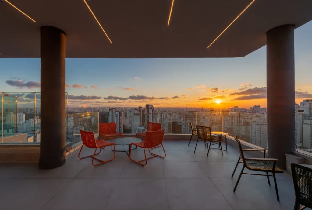 A imagem mostra um rooftop, que é uma área de lazer ou convivência localizada no topo de um edifício. 