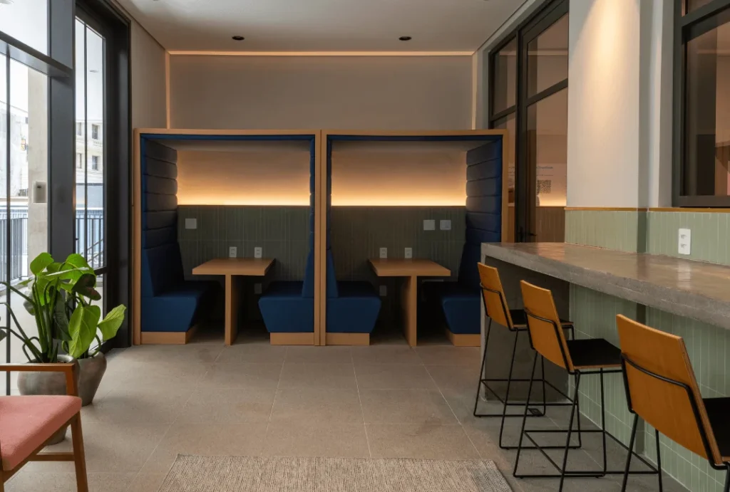 espaço de coworking, um ambiente de trabalho compartilhado onde profissionais e empresas podem dividir a infraestrutura. 