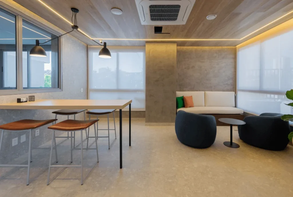 A imagem mostra um espaço de coworking moderno e aconchegante, um ambiente de trabalho compartilhado.