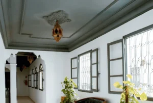 A imagem mostra o interior de um espaço com uma decoração de estilo marroquino ou mourisco.