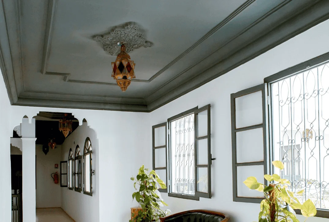 A imagem mostra o interior de um espaço com uma decoração de estilo marroquino ou mourisco.