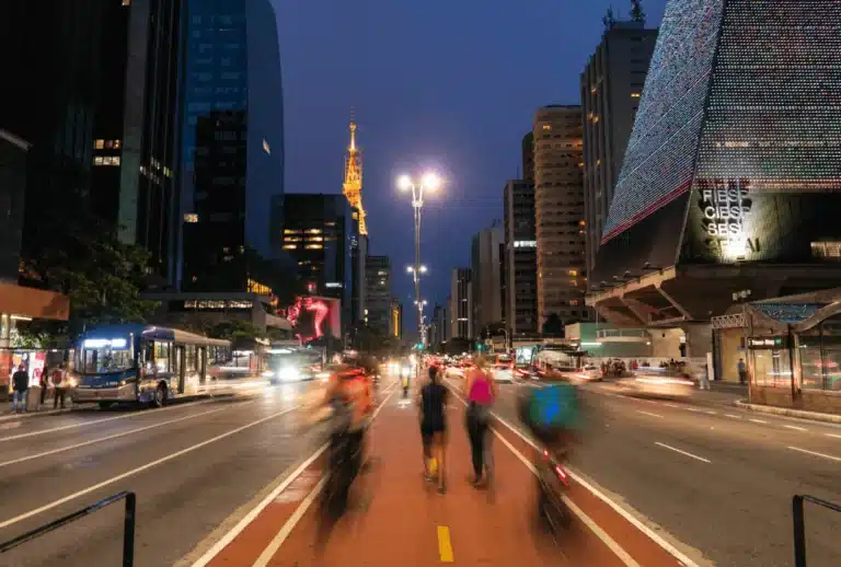 A imagem mostra a Avenida Paulista, um dos cartões-postais e centros financeiros e culturais mais importantes da cidade de São Paulo, Brasil, durante a noite.